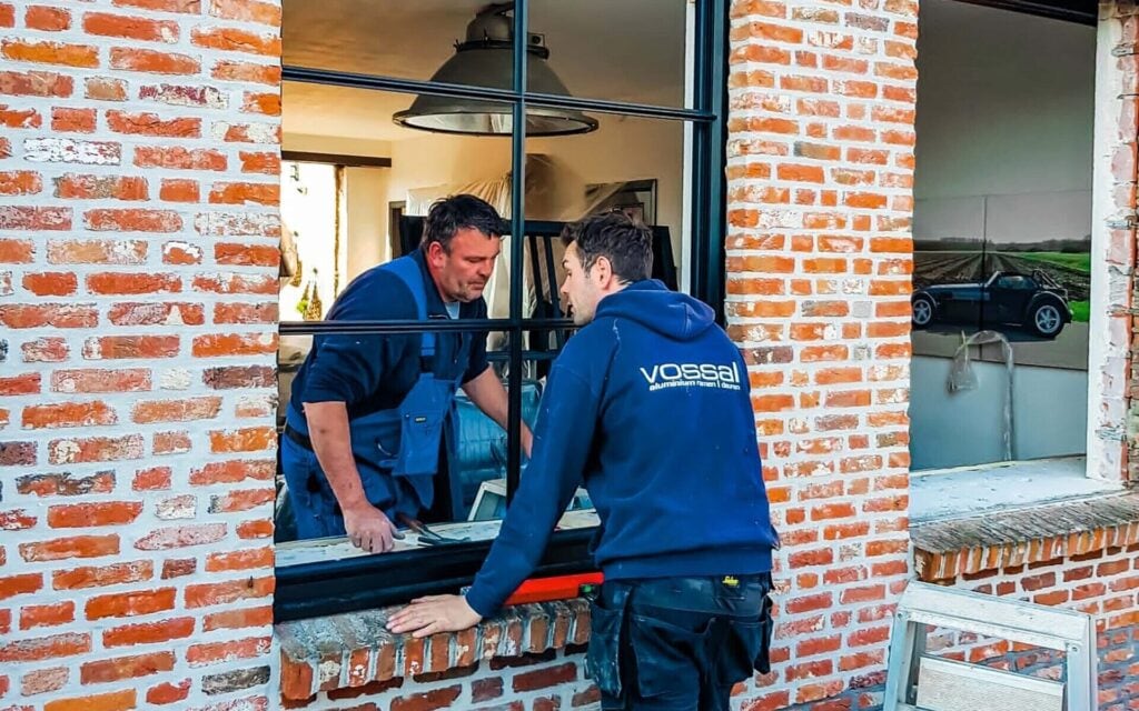 Jobs bij Vossal: 2 mannen die raam installeren, werken